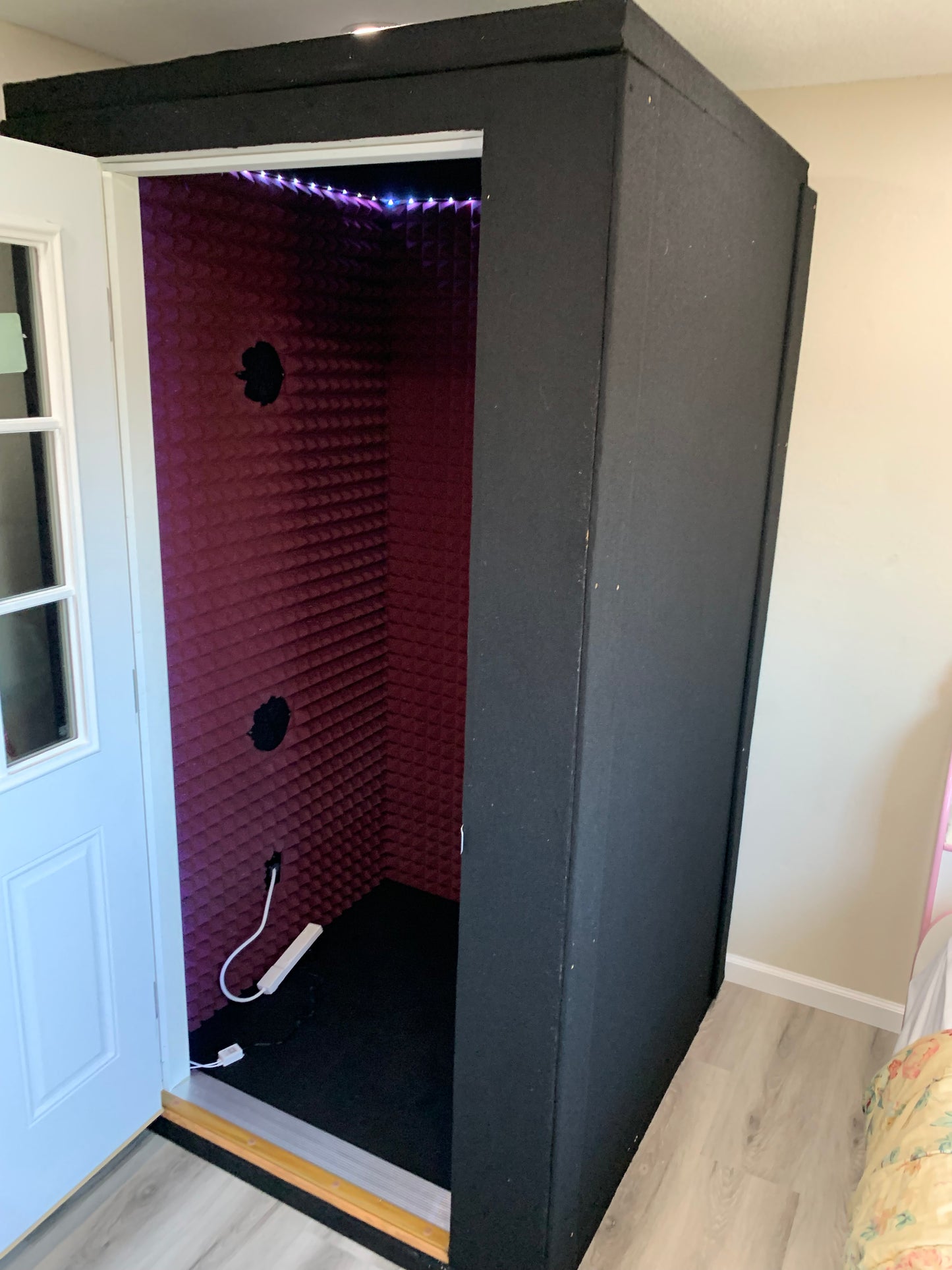 4x4x7'5" Iso Booth